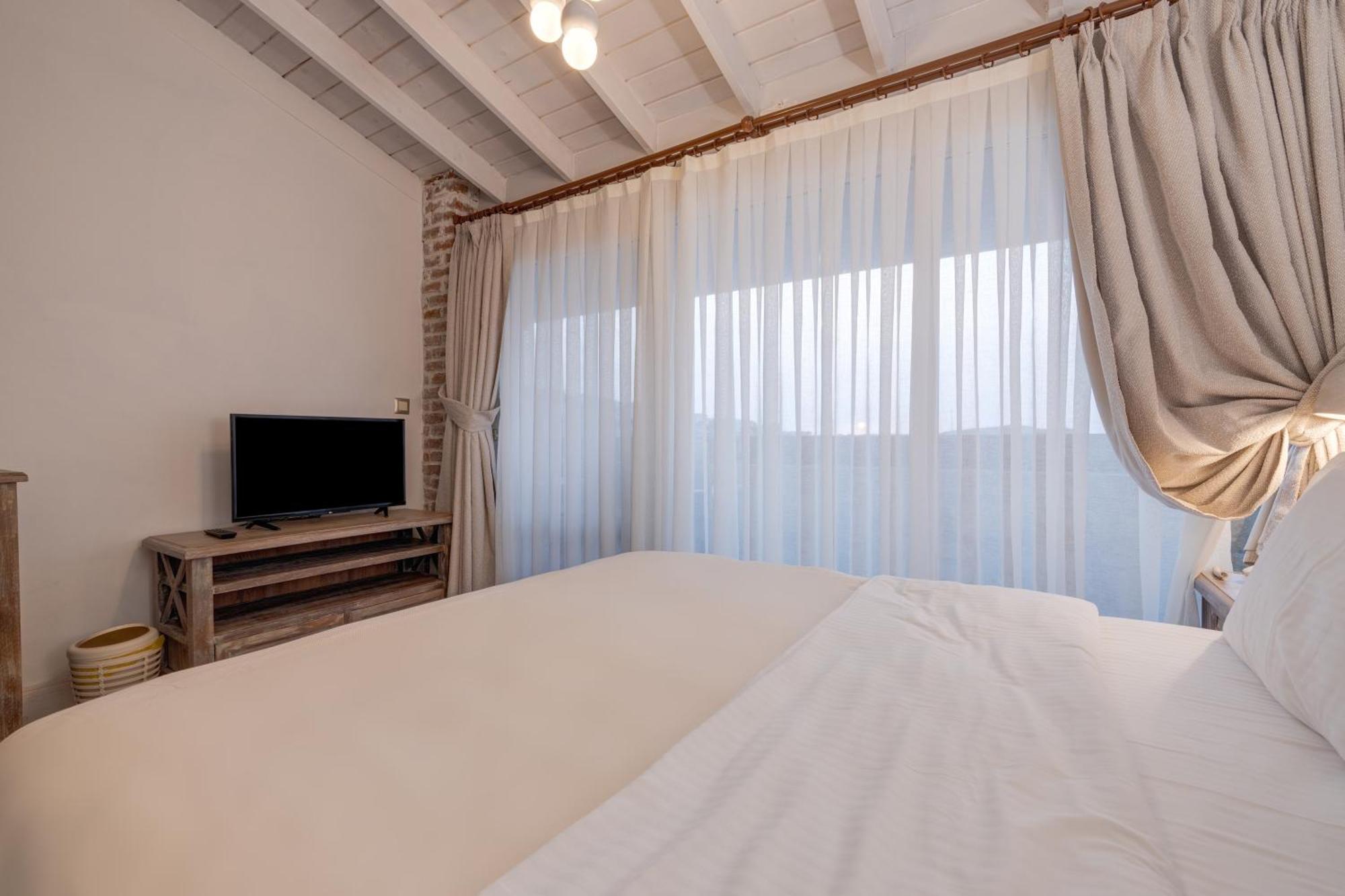 Navalia Hotel Foça Eksteriør bilde