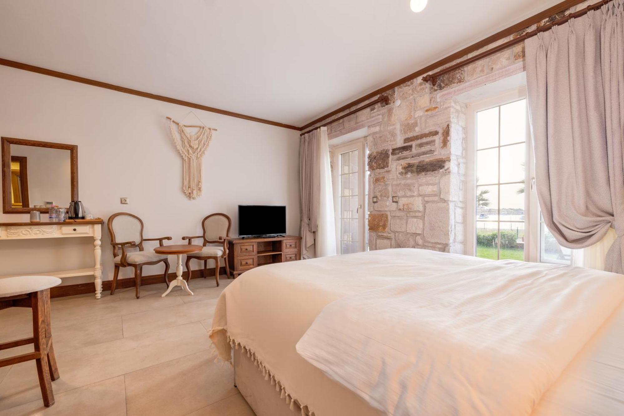 Navalia Hotel Foça Eksteriør bilde